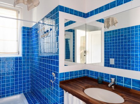 Bad 2 mit Dusche, blau gekachelt