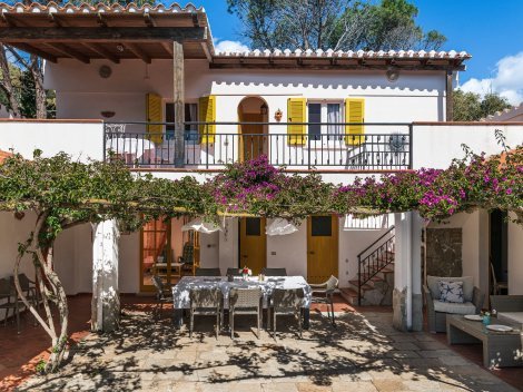 Hausansicht mit mediterranem Innenhof