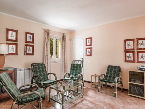 Wohnzimmer mit Korbmöbeln