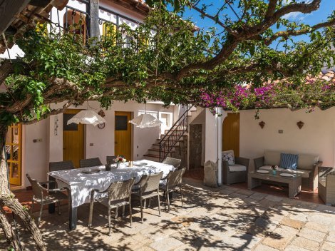 Innenhof mit Esstisch im Freien