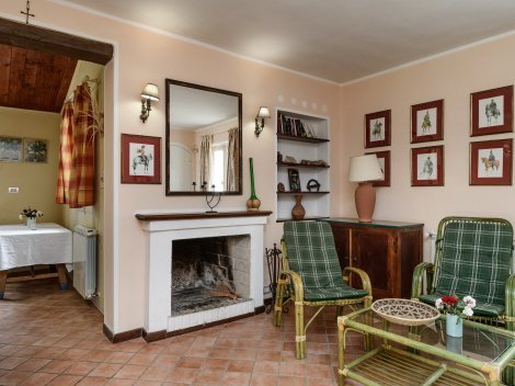 Wohnzimmer mit Korbmöbeln und Innenkamin