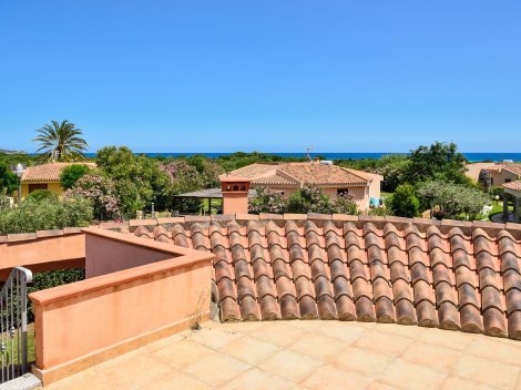 Eine schmale Treppe führt auf die Dachterrasse, von der man das Meer sieht