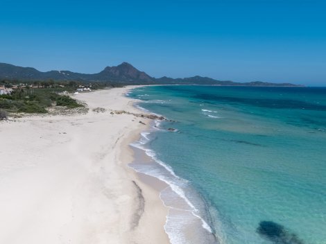 Sandstrand und blaues Meer