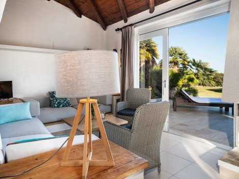 Panoramafenster im Wohnzimmer mit unglaublichem Blick auf Palmen und Meer