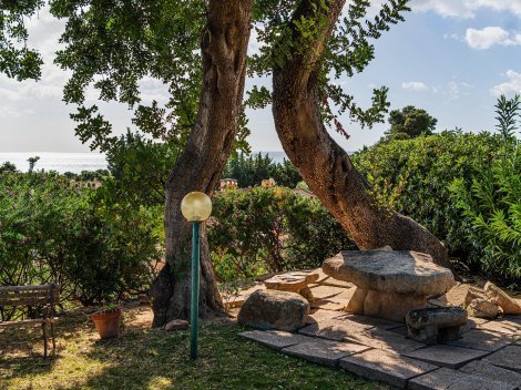 Wie ein Rastplatz der Schäfer auf Sardinien aus Felsen im Garten von Villa Lentischio