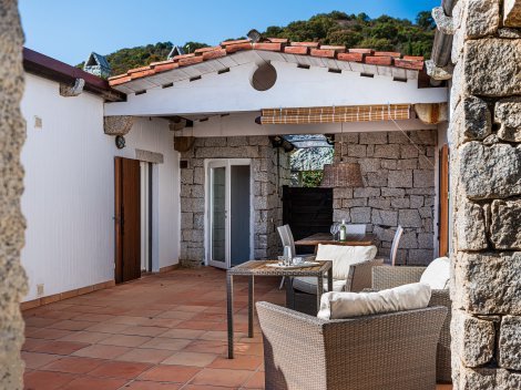Teils überdachter Patio mit Eßbereich und gemütlichen Loungemöbeln