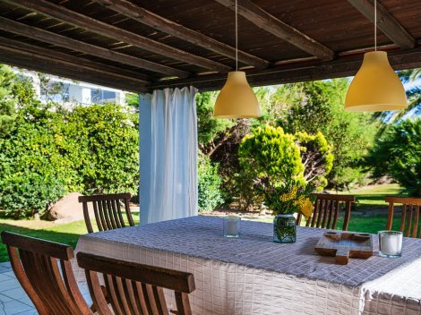 Die Terrasse ist überdacht, blick- und windgeschützt