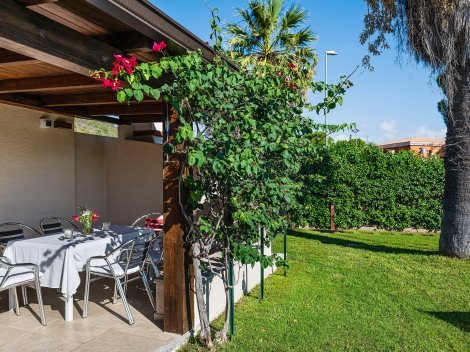 Von der Terrasse sehen Sie in den Garten