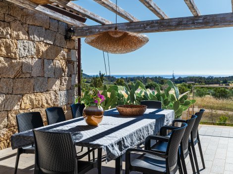 Terrasse mit Tisch für 8 Personen