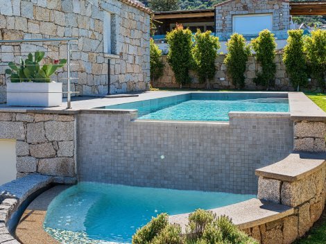 Privater Pool und zusätzlich herrliches Sommervergnügen im separaten Whirlpool