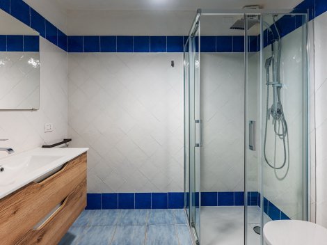 Bad 3 mit moderner Dusche