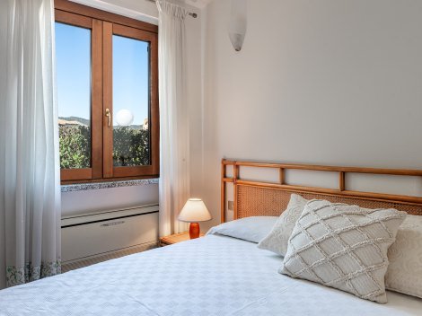 1. Schlafzimmer mit Fenster