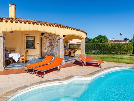 Gepflegter Pool mit Sonnendeck