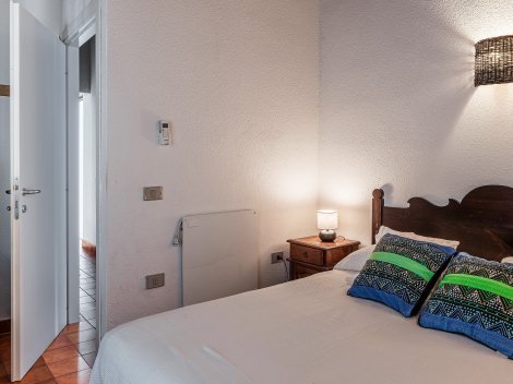 1. Schlafzimmer mit Ausgang zur Terrasse und in den Gang