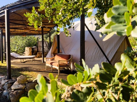 Zelt 2 - Vor dem Zelt ist eine überdachte Holzterrasse