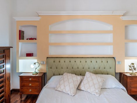 4. Schlafzimmer mit Doppelbett im Haupthaus