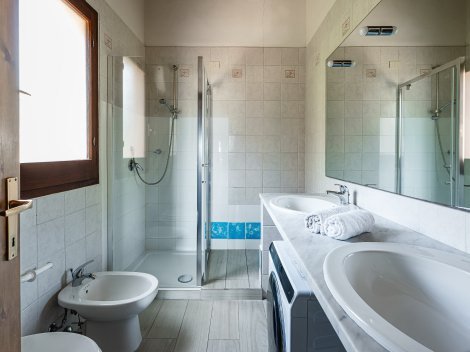 Modernes, renoviertes Duschbad mit 2 Waschbecken und Waschmaschine