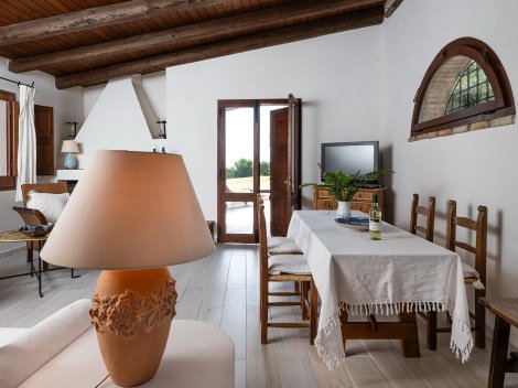 Eßtisch im Wohnzimmer - ideal für eine entspannte Zeit in der Vor- und Nachsaison