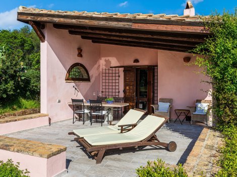 Die Terrasse ist teilweise überdacht mit Bereich zum Sonnenbaden