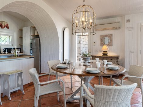 Runder Eßtisch mit bequemen Stühlen