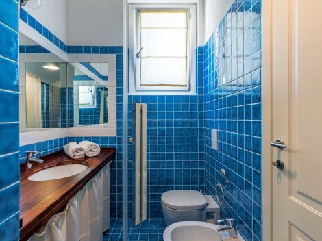 Das Bad verfügt über Waschbecken, Dusche, WC und Bidet