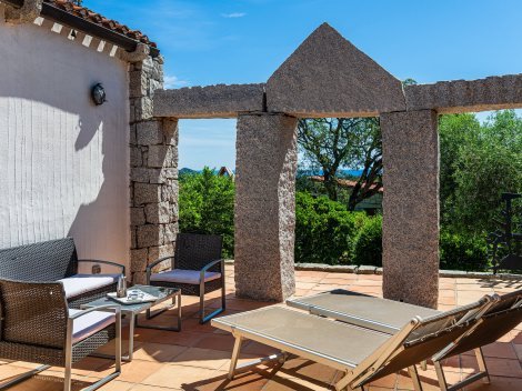 Zum Sonnenbaden auf der Terrasse gibt es Liegen