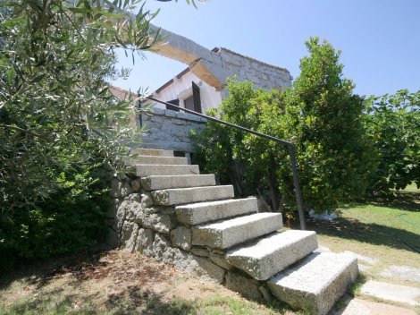 Treppe zum Garten des Ferienhauses