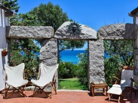 Pation mit Meerblick und Sicht auf den großen mediterranen Garten