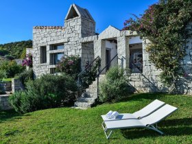 Garten und Haus mit Treppenaufgang aus Granit
