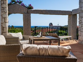 Lichtdurchfluteter Patio mit Blick aufs Meer in der Ferne