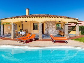 Villa mit Privatpool am Strand